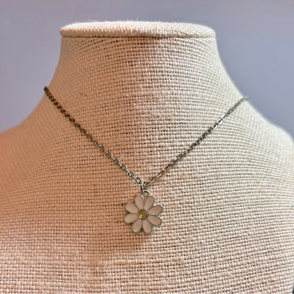 Silvertone Enameled Daisy Necklace 16 2 Extender Lobster Clasp